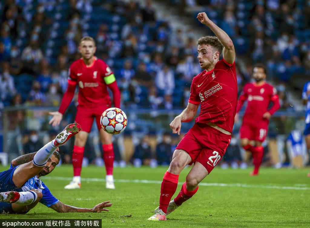 一边用餐一 一边用餐一